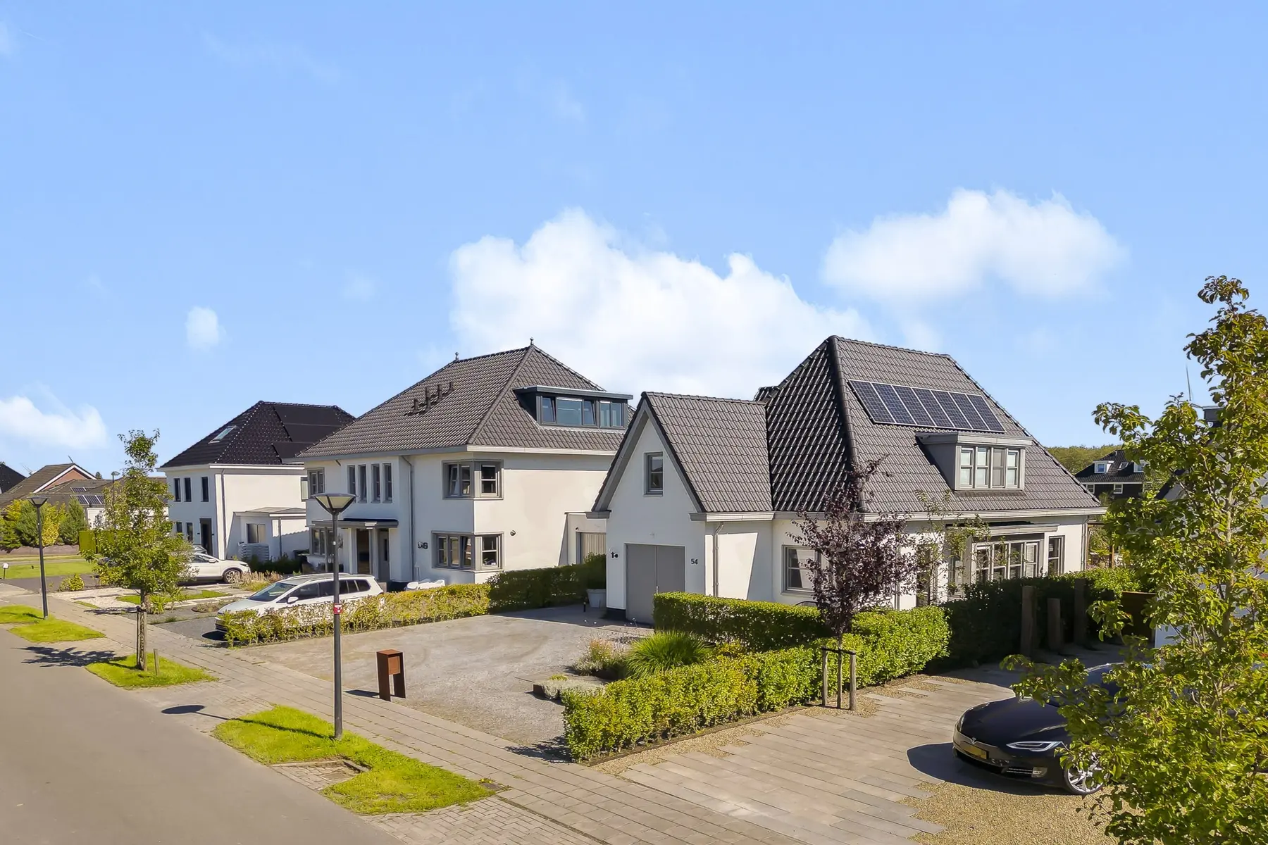 Woning en omliggende tuin vanuit de lucht gefotografeerd