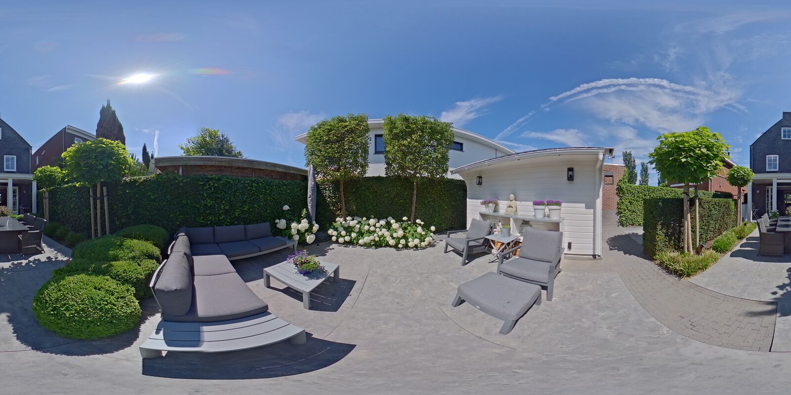 Panoramisch zicht op een verzorgde tuin