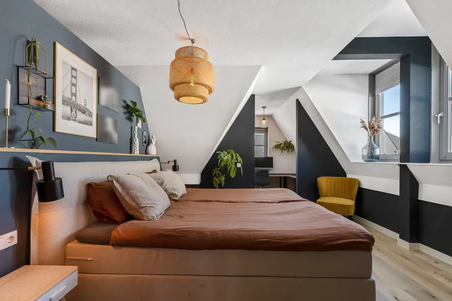 Sfeervolle slaapkamer met donkere accenten