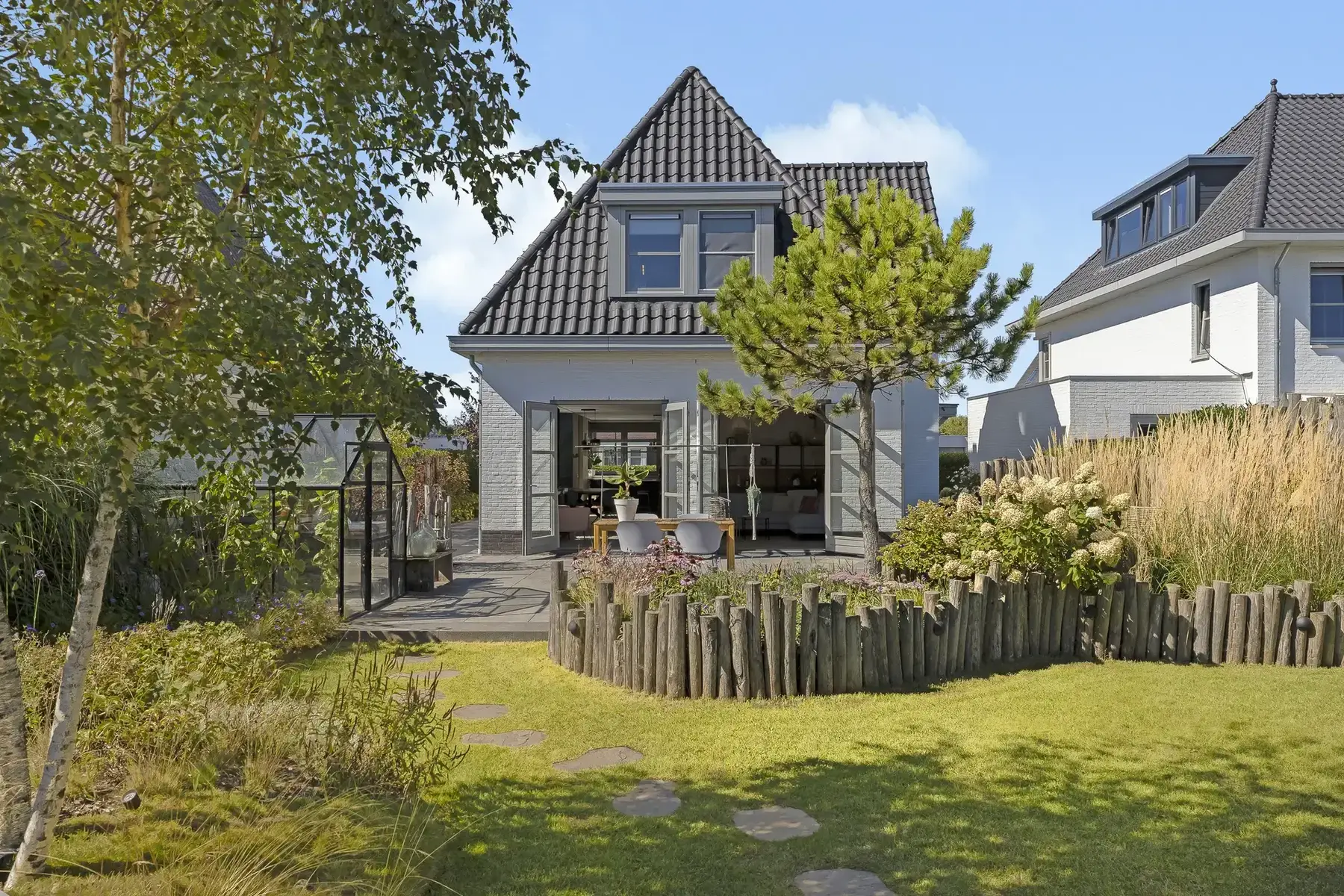 Verzorgde achtertuin en woning