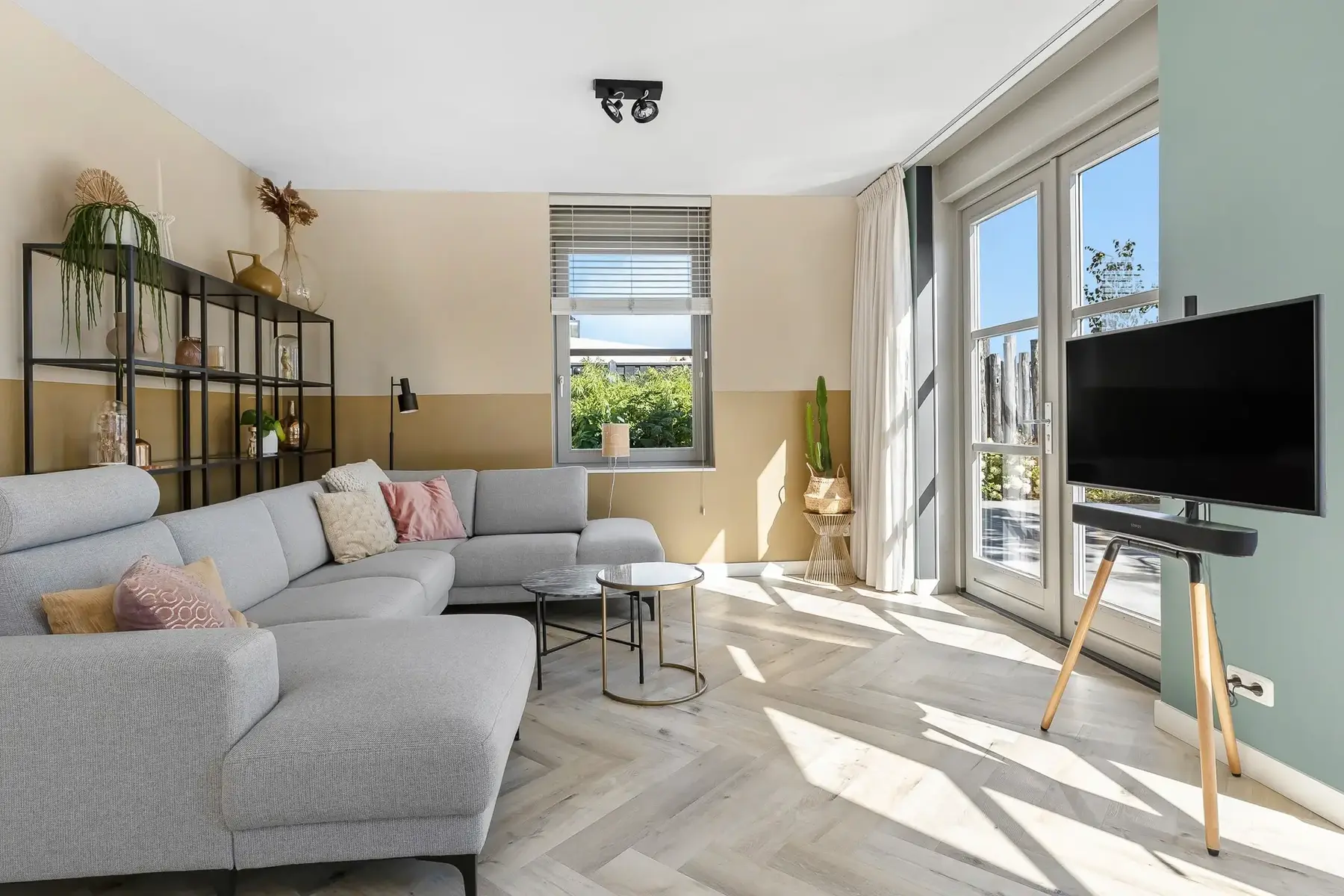Lichte woonkamer met zicht op de tuin