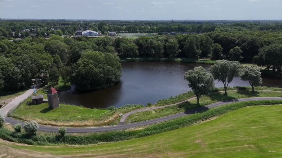 Dronebeeld van woning, water en groene omgeving