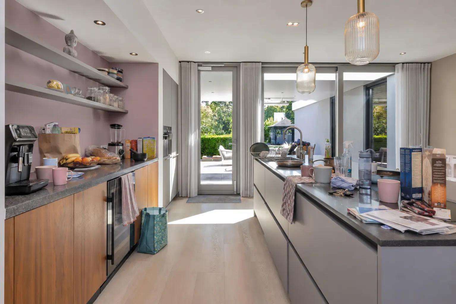 Gesimuleerde vóór-situatie van de keuken met dagelijkse spullen