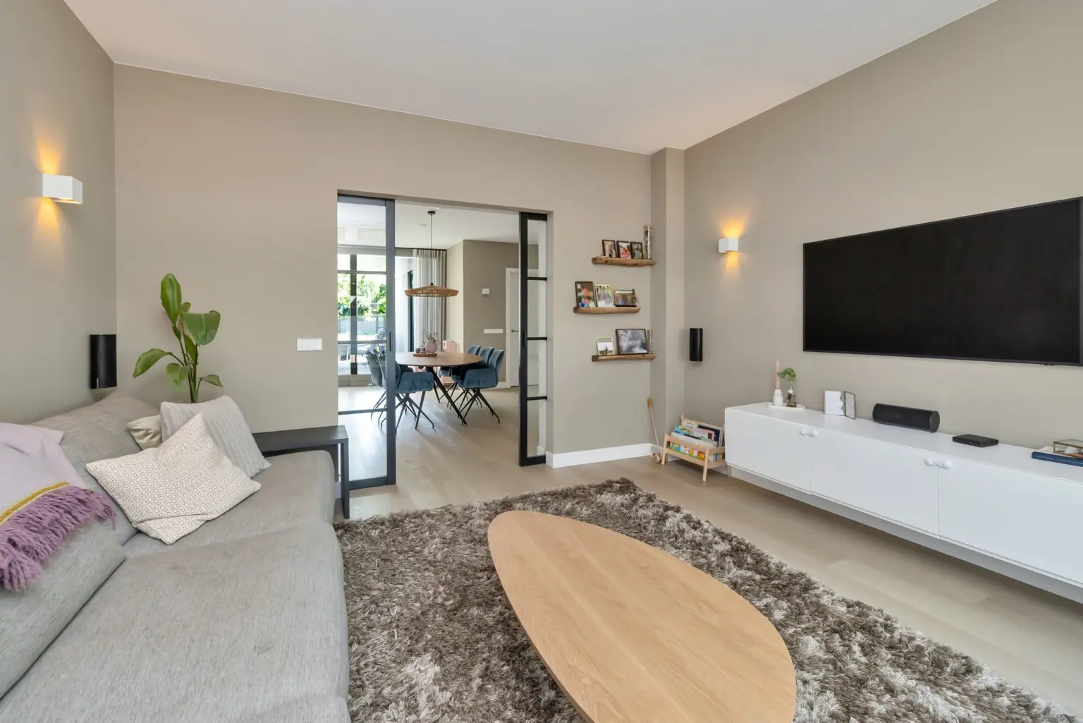 Opgeruimde en fotoklaar gestylde woonkamer