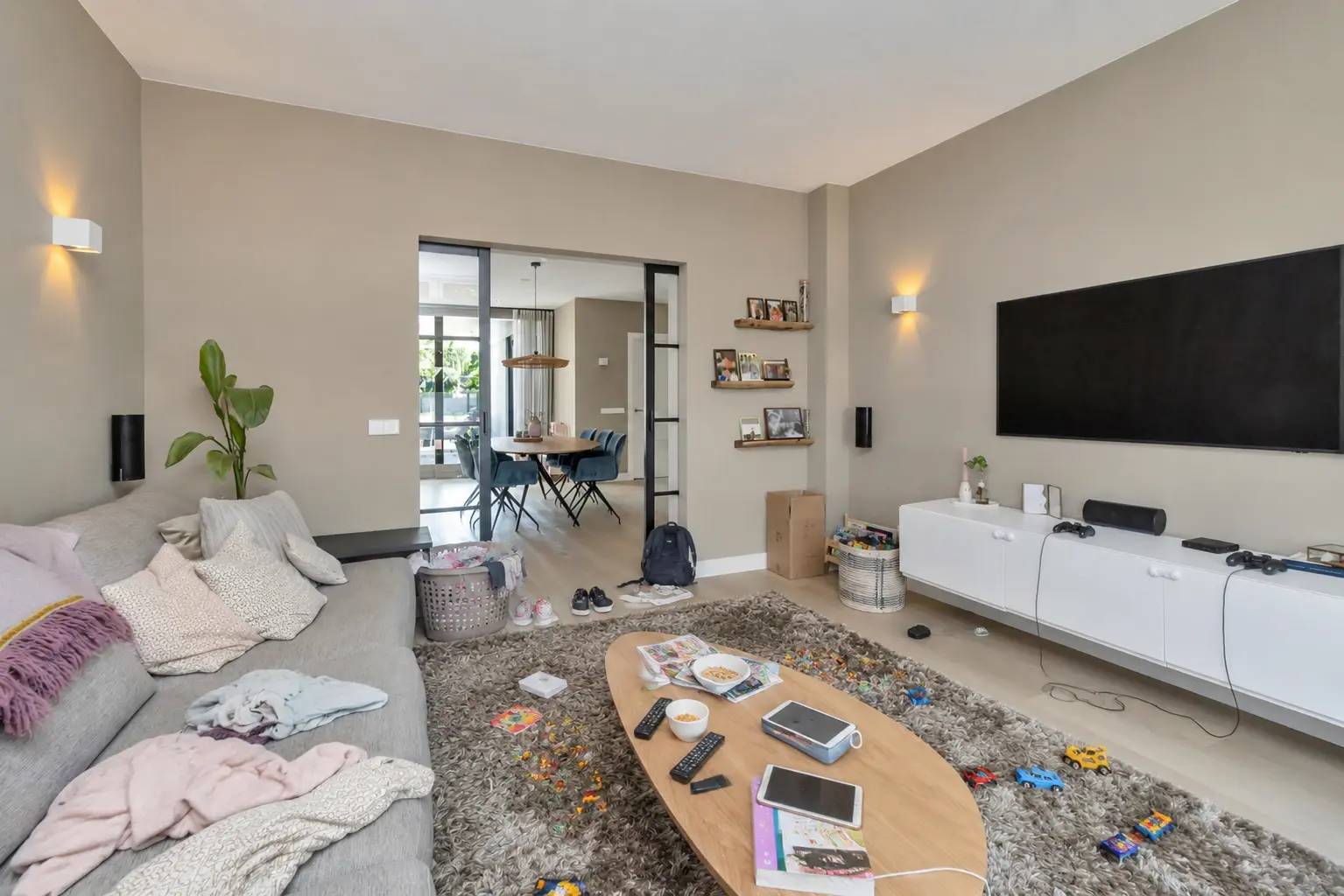 Gesimuleerde vóór-situatie van de woonkamer met losse spullen